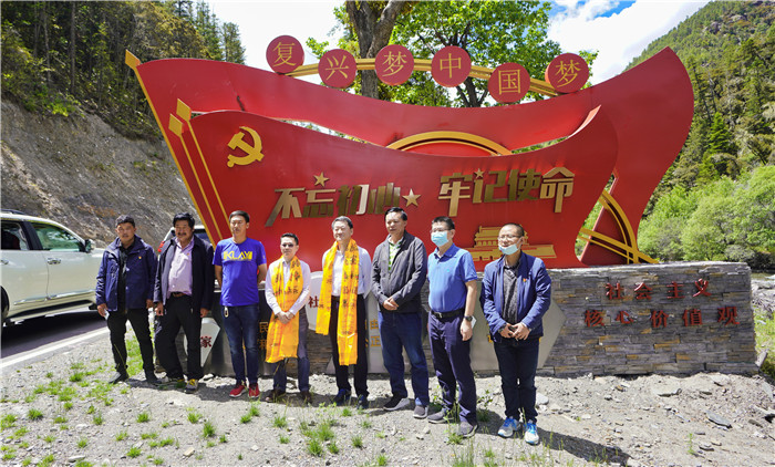 尊龍凱時集團黨委書記、董事長任丁率隊赴麻格同村推進對口幫扶工作