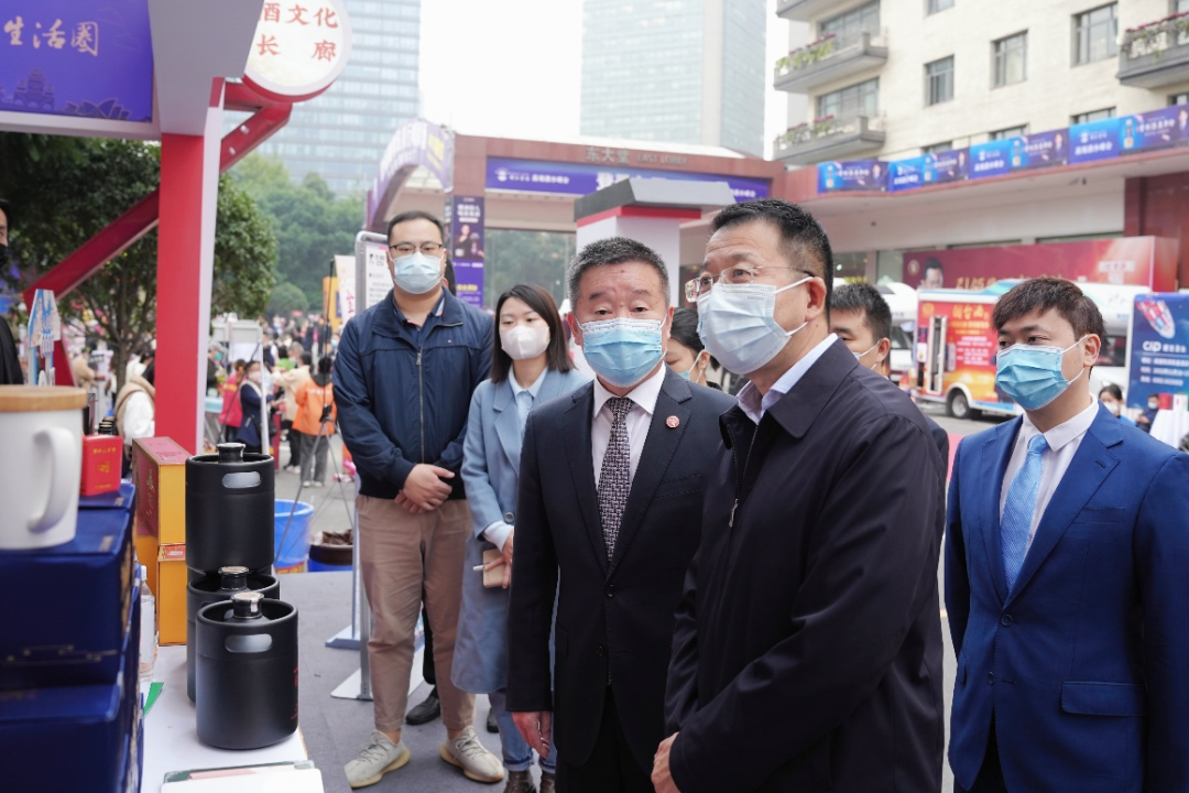 尊龍凱時(shí)集團(tuán)領(lǐng)導(dǎo)赴2022錦江賓館酒類商務(wù)洽談會(huì)現(xiàn)場(chǎng)檢查指導(dǎo)工作