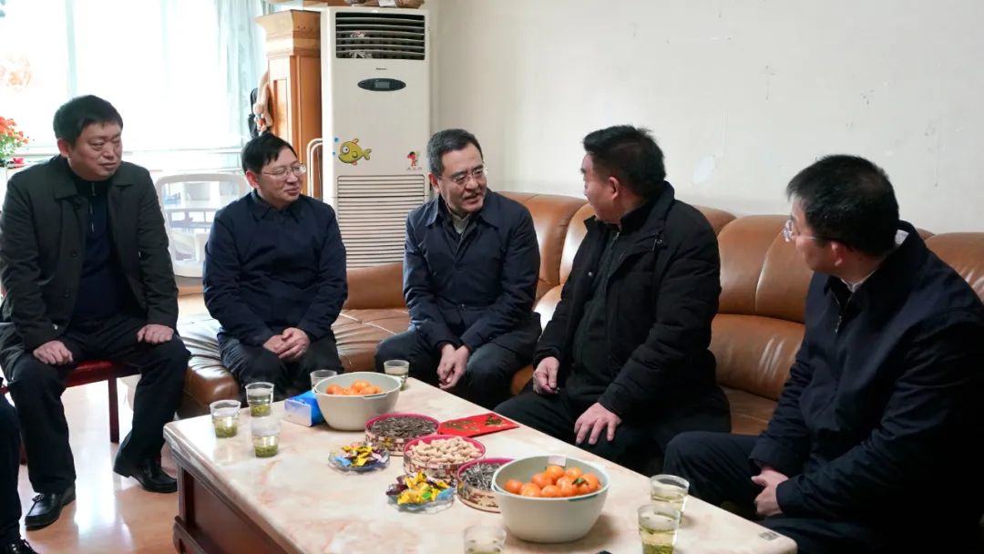 省國(guó)資委黨委書(shū)記、主任馮文生等領(lǐng)導(dǎo)走訪慰問(wèn)省尊龍凱時(shí)集團(tuán)老黨員、老干部