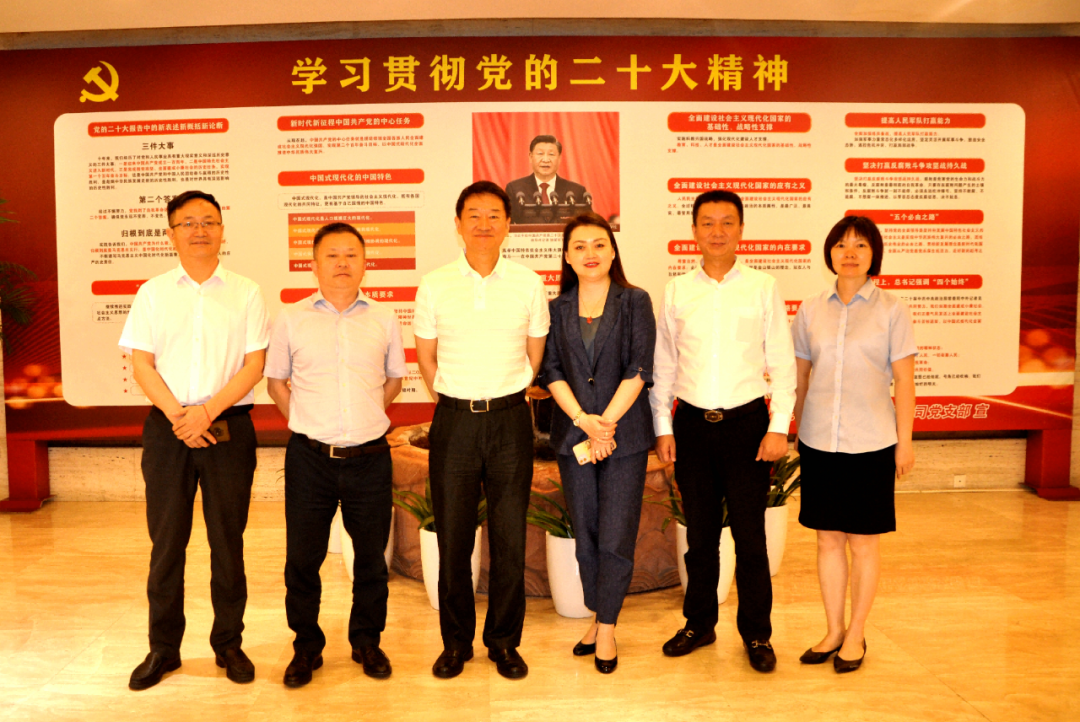 四川尊龍凱時集團黨委書記、董事長任丁調(diào)研花園賓館