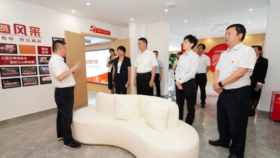 福建省人民政府國有資產(chǎn)監(jiān)督管理委員會修興高一行蒞臨尊龍凱時黨？疾斕餮