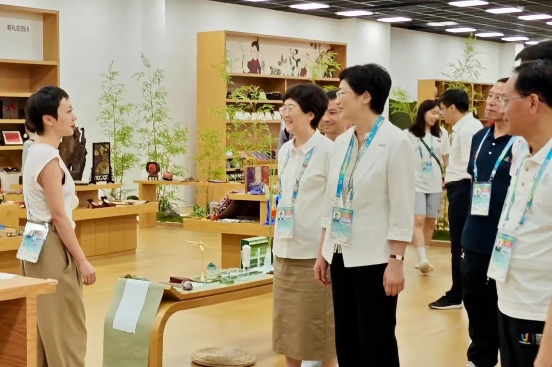 省、市領(lǐng)導(dǎo)視察大運(yùn)村“有禮在四川”四川特色商品館