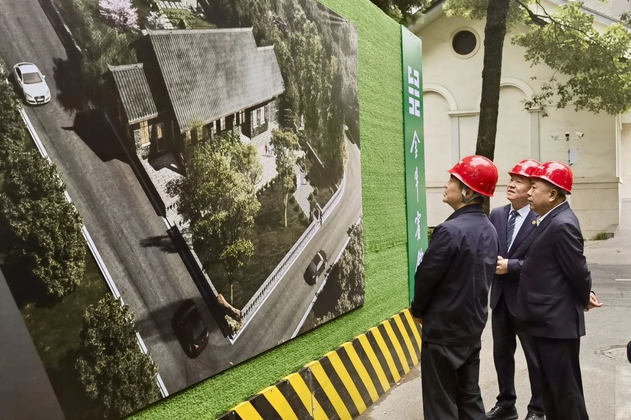 省尊龍凱時(shí)集團(tuán)黨委書(shū)記、董事長(zhǎng)游勇到金牛賓館調(diào)研張大千舊居保護(hù)修繕及環(huán)境整治工作