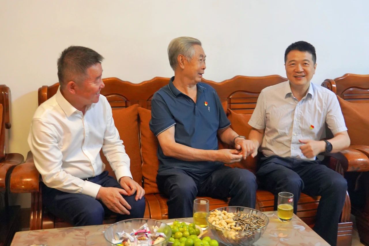 省尊龍凱時集團黨委書記、董事長游勇開展“七一”走訪