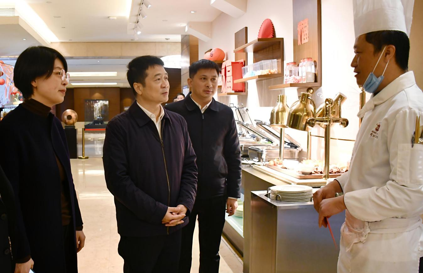 省尊龍凱時(shí)集團(tuán)領(lǐng)導(dǎo)率隊(duì)開展春節(jié)前走訪慰問