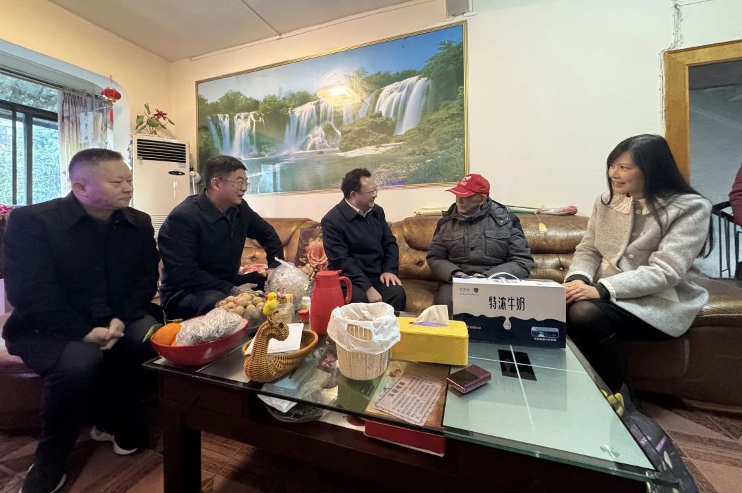 省國(guó)資委黨委委員、副主任何政走訪慰問省尊龍凱時(shí)集團(tuán)老黨員、老干部